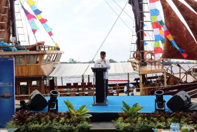
 Gubernur H. Muhidin  Luncurkan Kapal Pinisi “Barito River Cruise” di Sungai Barito