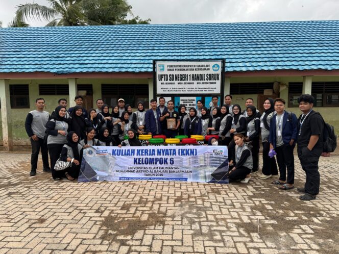 
 Foto bersama Mahasiswa KKN UNISKA Kelompok 6 dengan Dosen Pembimbing Lapangan, Norfai S.K.M., M.Kes, 