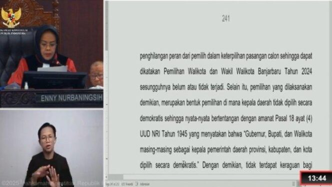 
 Hakim Mahkamah Konstitusi (MK) Enny Nurbaningsih dalam sidang pembacaan hasil putusan akhir sengketa Pilkada Banjarbaru 2024, Senin (24/2/2025). Pilkada Banjarbaru 2024 akhirnya harus lakukan pemungutan suara ulang. 
