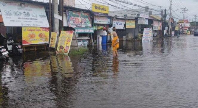 
 Kondisi Jalan Trans Kalimantan, Handil Bakti, Kabupaten Barito Kuala, saat terendam banjir rob pada 16 Januari lalu (foto : dutatv.com)