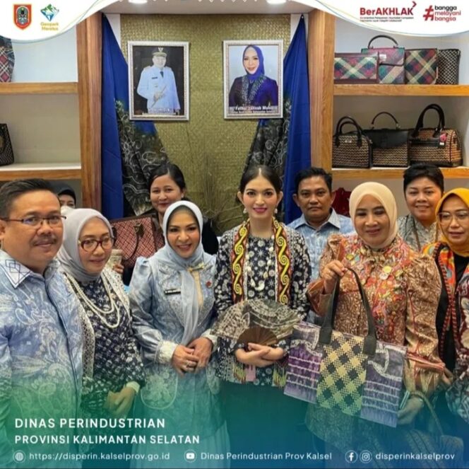 
 Ny. Selvi Ananda selaku Ketua Umum Dewan Kerajinan Nasional (Dekranas) mengunjungi stand Provinsi Kalsel pada acara The 25th Jakarta International Handicraft Trade Fair (INACRAFT) 2025, (foto :  Dinas Perindustrian Kalsel)