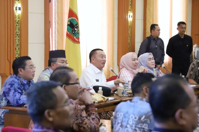 
 Gubernur H. Muhidin saat memimpin rapat persiapan Pasar Wadai Ramadhan di Kantor Gubernur Lama, Banjarmasin, Kamis (13/02/2025)