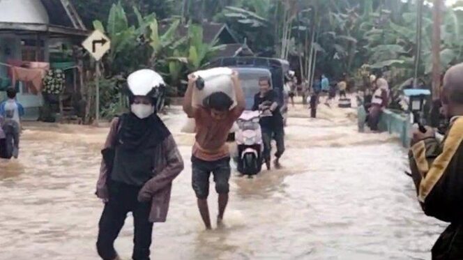 
 Warga mengevakuasi padi agar tidak terendam banjir.(foto Banjarmasin Post)