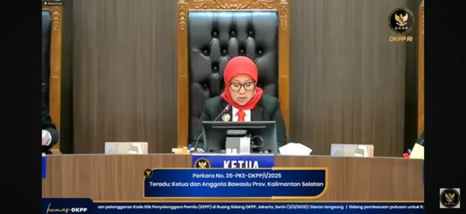 
 BACA PUTUSAN: Ketua DKPP, Ratna Dewi Pettalolo membacakan putusan untuk perkara dugaan pelanggaran kode etik penyelenggara pemilu (KEPP) yang diduga dilakukan lima Komisioner Bawaslu Kalsel.
