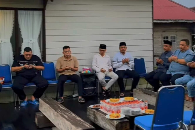 
 Wakil Bupati Batola Herman Susilo (tengah) saat doa bersama untuk kemajuan Kabupaten Barito Kuala. 
