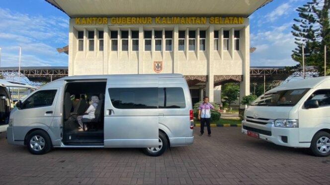 
 Suasana pelepasan armada mudik gratis tahun 2024 di halaman eks perkantoran Gubernur Kalsel  