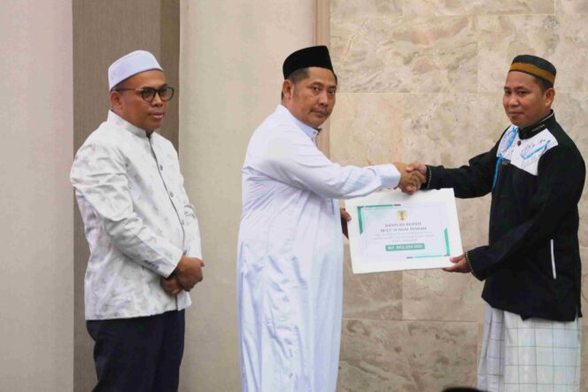 
 Bupati HST Samsul Rizal memberikan santuan kepada anak yatim yang diwakili pengurus panti pada buka puasa bersama, Senin (3/3/2025).