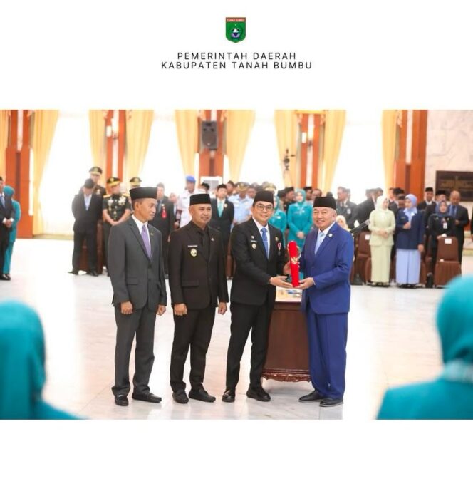 
 Bupati Tanbu Andi Rudi Latif Terima SK Pengesahan dan Pengangkatan Kepala Daerah Periode 2025-2030