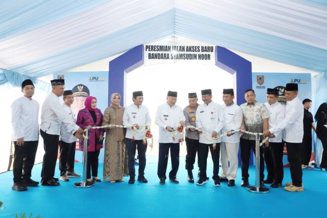 
 Gubernur H. Muhidin Resmikan Jalan Baru Akses Bandara Syamsudin Noor Banjarbaru Foto : Yusnadian Noor/Biro Adpim Setda Prov Kalsel 