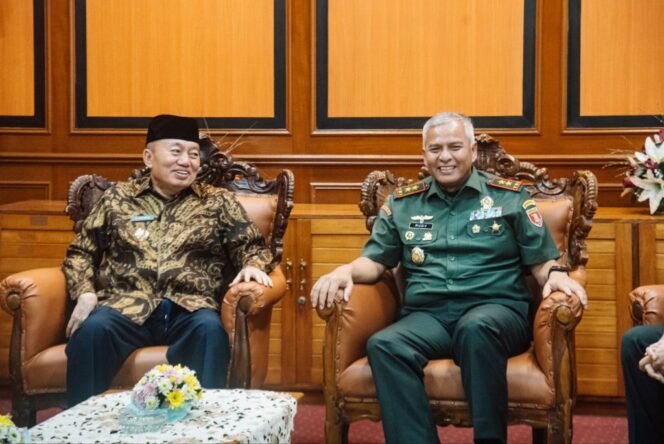 
 Gubernur H. Muhidin menyambut kedatangan Panglima Komando Daerah Militer (Pangdam) VI/Mulawarman, Mayjen TNI Rudy Rachmat Nugraha di  Banjarmasin. Foto Foto : M. Rezky Maulidja/M. Alfian