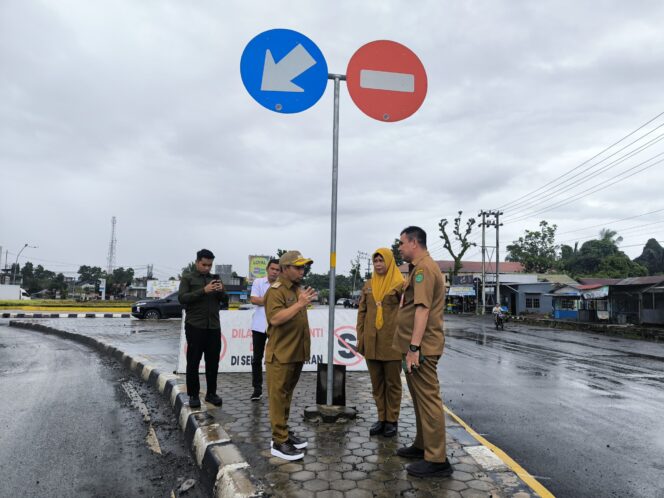 
 Bupati Tapin H Yamani SAK MM turun langsung ke lapangan untuk meninjau kondisi jalan rusak di Bundaran Bungur, Kecamatan Bungur, Kabupaten Tapin,  Senin (10/03/2025).