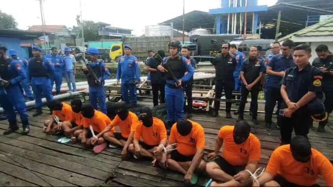 
 Para tersangka yang diamankan dari pengamanan 4 unit Kapal cantrang.