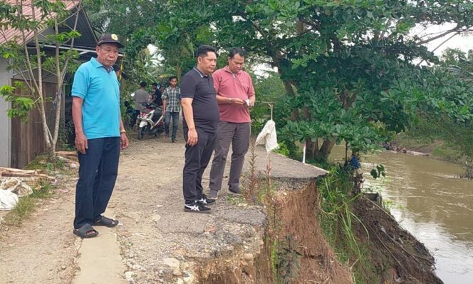 
 Bupati HST Tinjau Langsung Longsor di Awang Baru, Akses Jalan Jadi Prioritas Perbaikan