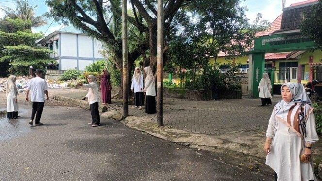 
 Tercemar Sampah, TK Negeri Favorit di Banjarmasin Dikepung Aroma Tak Sedap