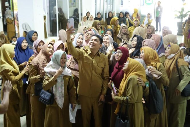 
 Pertemuan Pertama Penuh Haru, Guru TK Bahagia Bertemu Bupati Tanah Bumbu