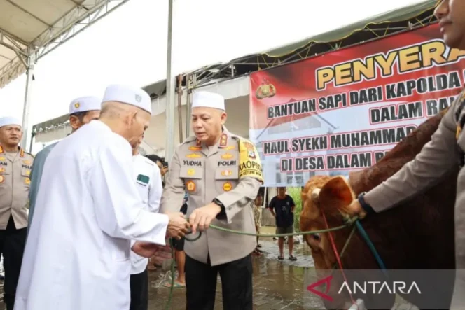 
 300 Personel Gabungan Amankan Haul ke-219 Datu Kalampayan, Kapolda Kalsel Serahkan Bantuan