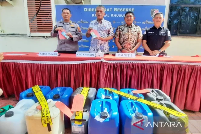 
 Jual Pertalite di Atas HET, Polda Kalsel Tangkap Dua Operator SPBU di Banjarmasin