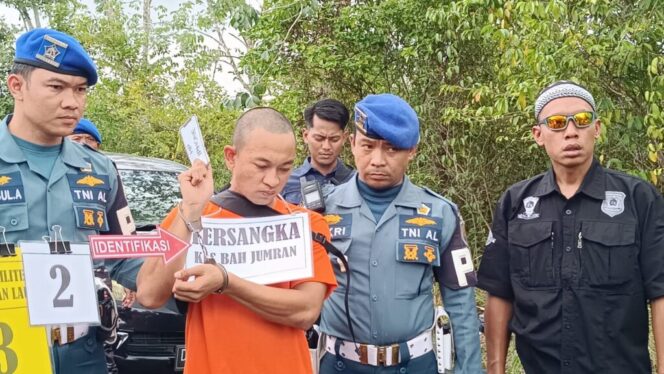 
 Pelaku Pembunuh Jurnalis Juwita, Jumran saat rekonstruksi di Gunung Kupang Banjarbaru. Foto Kbk News