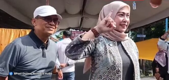 
 Hj.Erna Lisa Halaby usai gunakan hak pilih di TPS 026 Kelurahan Sungai Besar