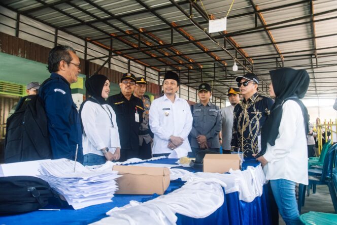 
 Wakil Gubernur Kalimantan Selatan (Kalsel), Hasnuryadi Sulaiman bersama jajaran  saat meninjau TPS di Banjarbaru / Foto Rezky