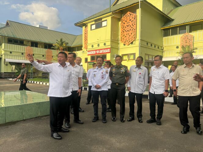 
 Wagub Hasnuryadi Sambut Kedatangan Kepala BIN, Turut Dampingi ke Korem 101/Antasari