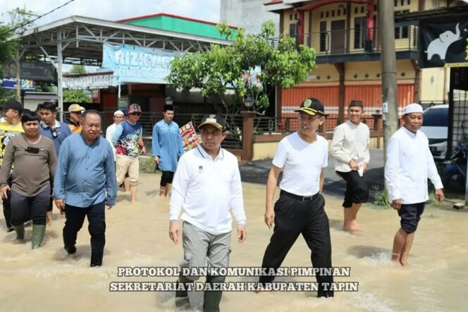 
 Bupati Tapin Tinjau Titik Banjir, Siapkan Langkah Darurat dan Evaluasi Jangka Panjang