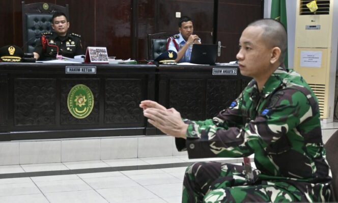
 Terdakwa Kelasi Satu Jumran memperagakan cara mencekik dan membunuh korban dihadapan oditurat militer dan majelis hakim dalam sidang pemeriksaan terdakwa terkait kasus pembunuhan jurnalis Juwita di Pengadilan Militer (Dilmil) I-06 Banjarmasin, Kota Banjarbaru, Kalimantan Selatan, Selasa (20/5/2025). (Foto: Antara)