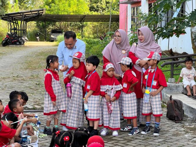 
 Anggota DPR RI H. Sudian Noor saat berkunjung ke Taman Kanak-Kanak (TK) Suri Tauladan di Kabupaten Tanah Bumbu, Kamis(15/5/2025). 