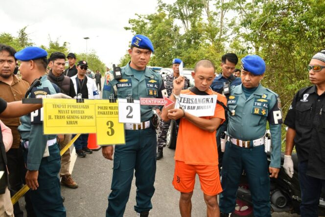 
 Reka adegan atau rekonstruksi kasus pembunuhan wartawati di Banjarbaru, Kalimantan Selatan oleh oknum anggota TNI Angkatan Laut (AL), pada Sabtu (5/4/2025).(Dokumentasi Dinas Penerangan Angkatan Laut.)

