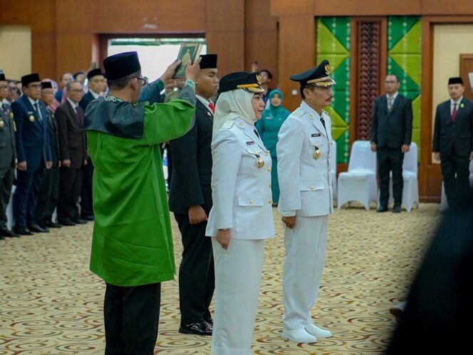 
 Lisa Halaby - Wartono dalam acara pelantikan Wali Kota dan Wakil Wali Kota Banjarbaru di gedung Idham Chalid komplek perkantoran Gubernur Kalsel, Sabtu (21/6/2025) 
