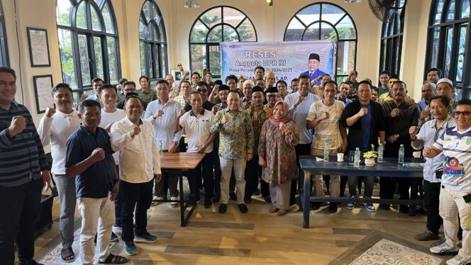 
 Anggota Komisi VIII DPR RI Fraksi Partai Amanat Nasional (PAN), H. Sudian Noor saat foto bersama peserta sosialisasi di Kabupaten Tanah Bumbu