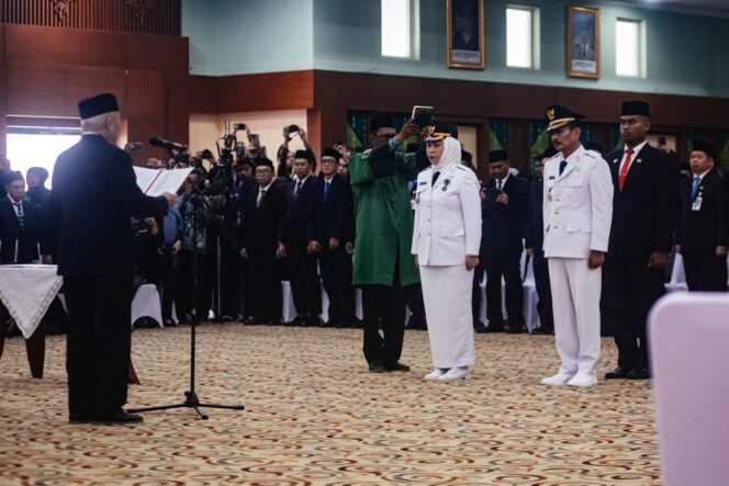 
 Lisa - Wartono resmi dilantik sebagai Wali Kota dan Wakil Wali Kota Banjarbaru oleh Gubernur Kalsel H Muhidin di gedung Idham Chalid komplek perkantoran Gubernur Kalsel, Sabtu (21/6/2025) siang. Foto: Biro Adpim Setda  Prov Kalsel