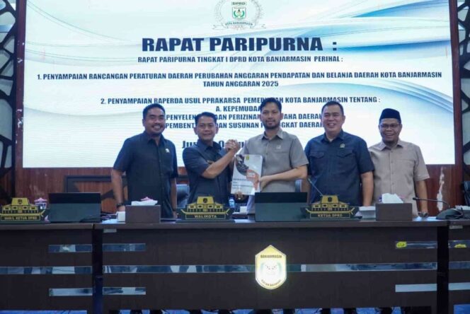 
 Ketua DPRD Kota Banjarmasin, Rikval Fachruri, menerima Dokumen Penyampaian RAPBD Perubahan 2025, yang diserahkan langsung Walikota Banjarmasin, M Yamin, saat pelaksanaan Rapat Paripurna Tingkat I prihal Penyampaian Rancangan Peraturan Daerah Perubahan Anggaran Pendapatan Dan Belanja Daerah Kota Banjarmasin Tahnun Anggaran 2025.