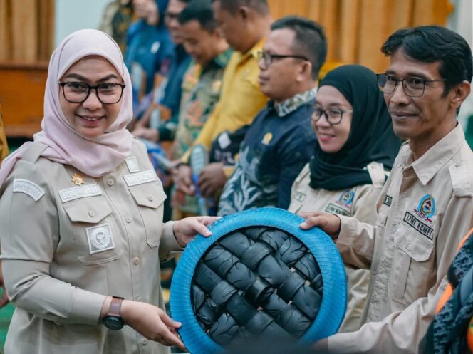 
 Erna Lisa Halaby Dorong Sistem Pengelolaan Sampah Terintegrasi Lewat Bank Sampah Induk