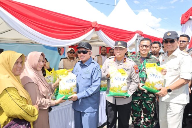
 Gubernur H. Muhidin Apresiasi Panen Raya Jagung Polda Kalsel, Berikan Bantuan Mesin Crown Combine