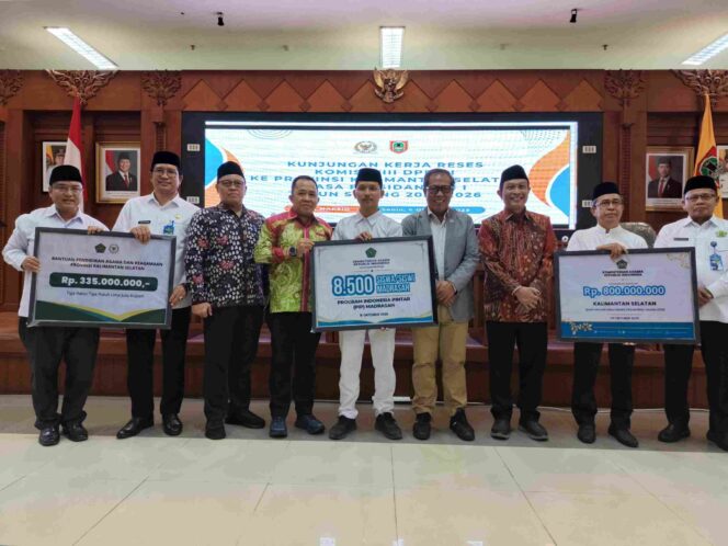 
 H. Sudian Noor Serahkan Bantuan Pendidikan dan Keagamaan untuk Kalimantan Selatan