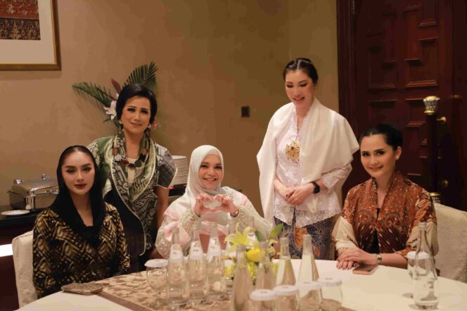 
 Kolaborasi Perempuan Inspiratif, Istri Wagub Kalsel Tampil di IWAPI Fashion Day 2025