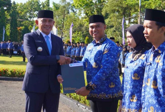 
 PENYERAHAN SK - Bupati Tala, H. Rahmat Trianto serahkan SK Pegawai Pemerintah dengan Perjanjian Kerja (PPPK) Paruh Waktu di Halaman Kantor Bupati Tanah Laut, Selasa (7/10/2025). Foto: MC Tala