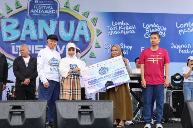 
 Gubernur Kalsel Bersama Istri, Ramaikan Banua Qristival 2025