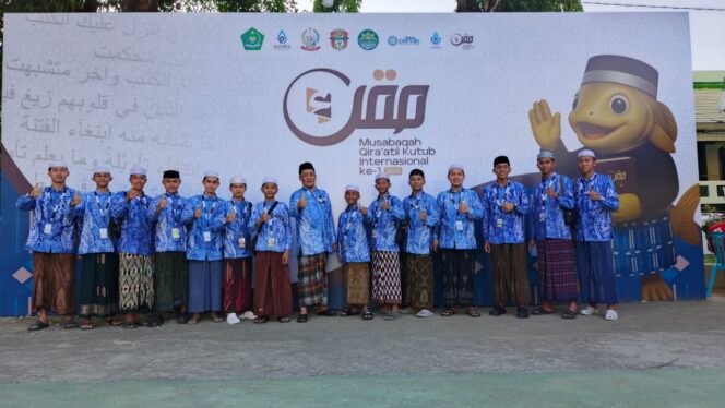 
 KEREN : Santri dari Ponpes Darussalim Bati-Bati foto bersama usai kegiatan Musabaqah Qiraatil Kutub (MQK) Internasional 2025. Foto: Ponpes Darussalim 