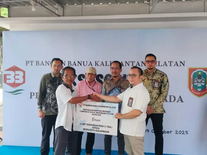 
 MENYERAHKAN - Dirut PT Bangun Banua, Afrizaldi menyerahkan bantuan CSR berupa motor angkutan kepada Munif, Ketua Rt 8, Kelurahan Kelayan Selatan, Banjarmasin Selatan, Kamis (9/10/2025). Foto: Maulana/Radar Banjarmasin