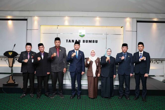 
 Andi Rudi Latif Kukuhkan Sejumlah Pejabat Tinggi Pratama, Tekankan Integritas dan Loyalitas
