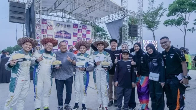 
 KEREN - Muhammad Kholilul Rahman dan Ahmad Sakha Rakhim bersama keluarga besar usai naik podium. Foto Tim MAB HRVRT