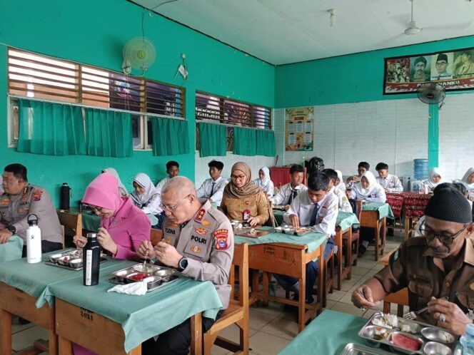 
 Pastikan Aman dan Higienis, Kapolda Kalsel dan Wali Kota Banjarbaru Makan Bersama Siswa di Program MBG