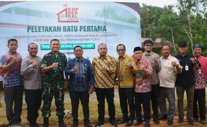 
 Bangun Ekonomi dari Desa, Wabup Tanah Laut Letakkan Batu Pertama Koperasi Merah Putih