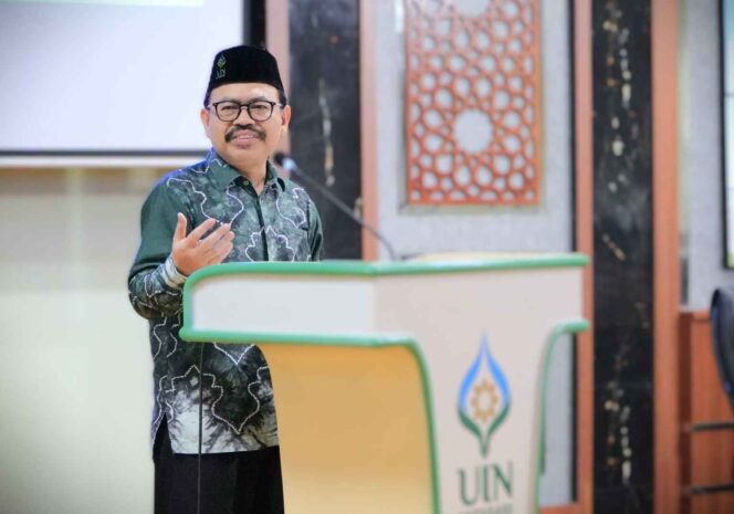 
 REKTOR- Prof. Mujiburrahman saat memberikan sambutan perpisahan, Jumat (10/10/2025) Foto: Humas 