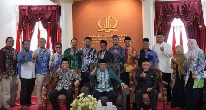 
 DIALOG - Prof. Sahiron Berdialog Dengan Pimpinan Pondok, Pengurus Yayasan, dan Pengelola Sekolah Tinggi Ilmu Tarbiyah (STIT)  Darul Hijrah, Minggu (05/10/2025). Foto: IG @pondokdarulhijrahmartapura