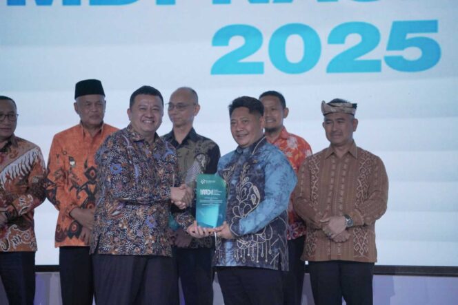 
 Bupati HST Samsul Rizal saat menerima penghargaan nasional top 3 wilayah bagian tengah dalam hal Indeks Masyarakat Digital Indonesia (IMDI) 2025 di Jakarta