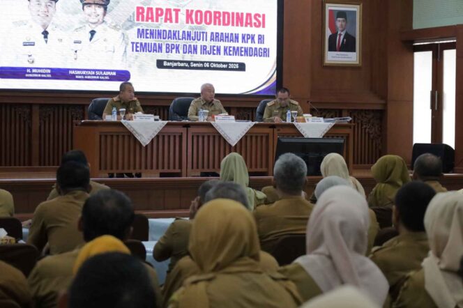 
 RAKOR - Gubernur Kalimantan Selatan, H. Muhidin bersama Sekretariat Daerah, Inspektorat, dan Kepala Dinas, Senin (6/10/2025). Foto: Adet