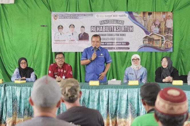 
 KAWAL - Anggota DPRD Kalsel Adrizal saat menghadiri menghadiri Sosialisasi Rehabilitasi Rumah bagi Korban Bencana melalui Bantuan Rumah Tidak Layak Huni (BRTLH) di Tanah Bumbu. Foto: Humas DPRD Kalsel.